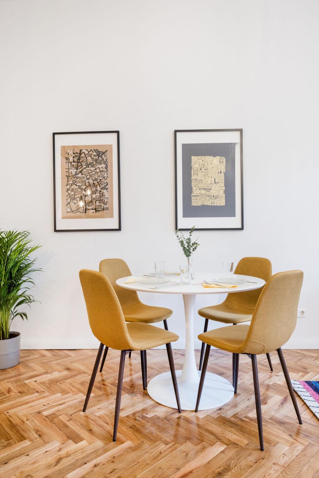 Your Charming At Parliament Apartment *