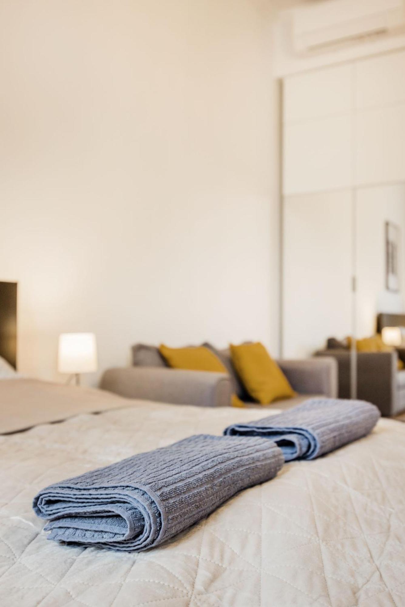 Your Charming At Parliament Apartment