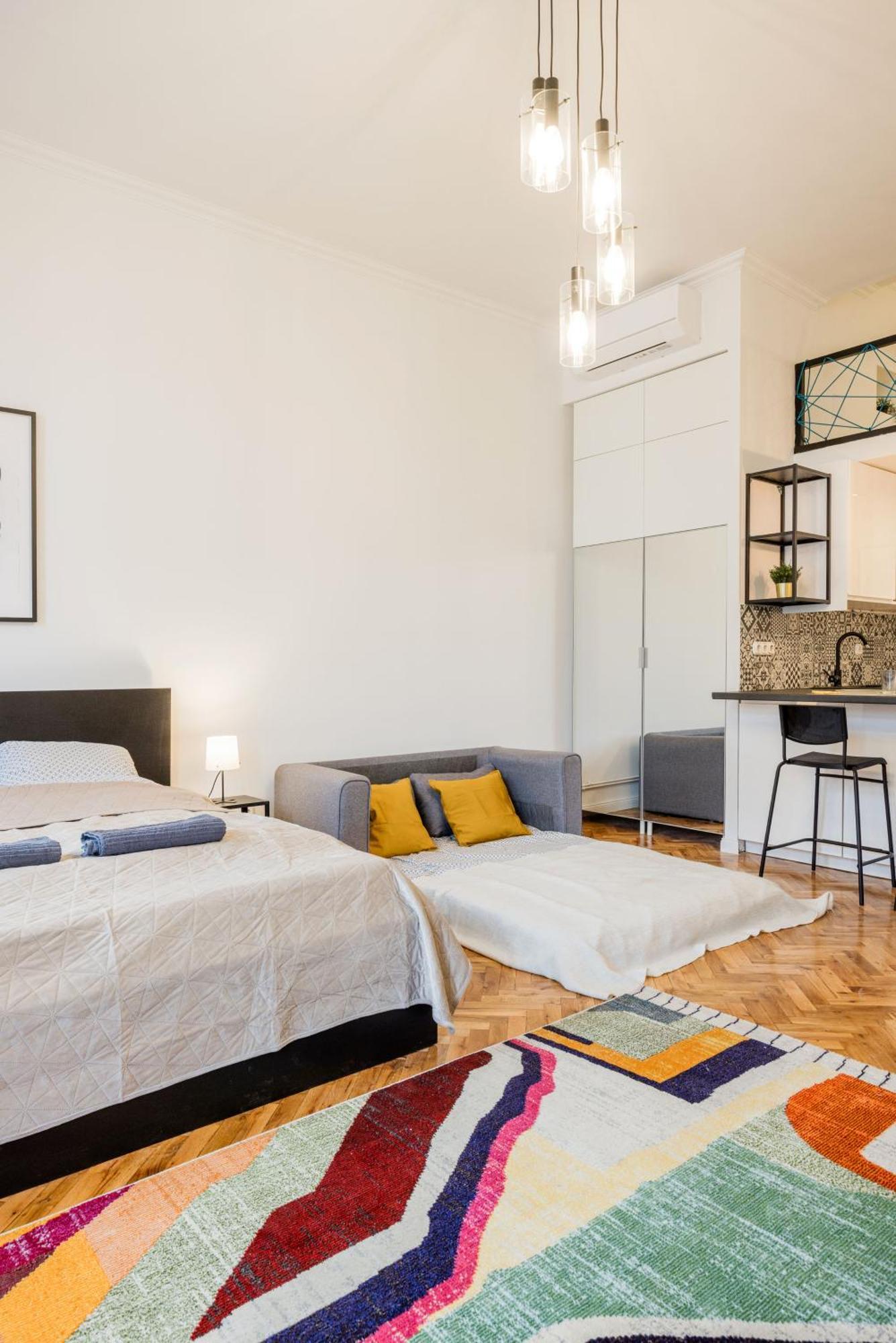Your Charming At Parliament Apartment *