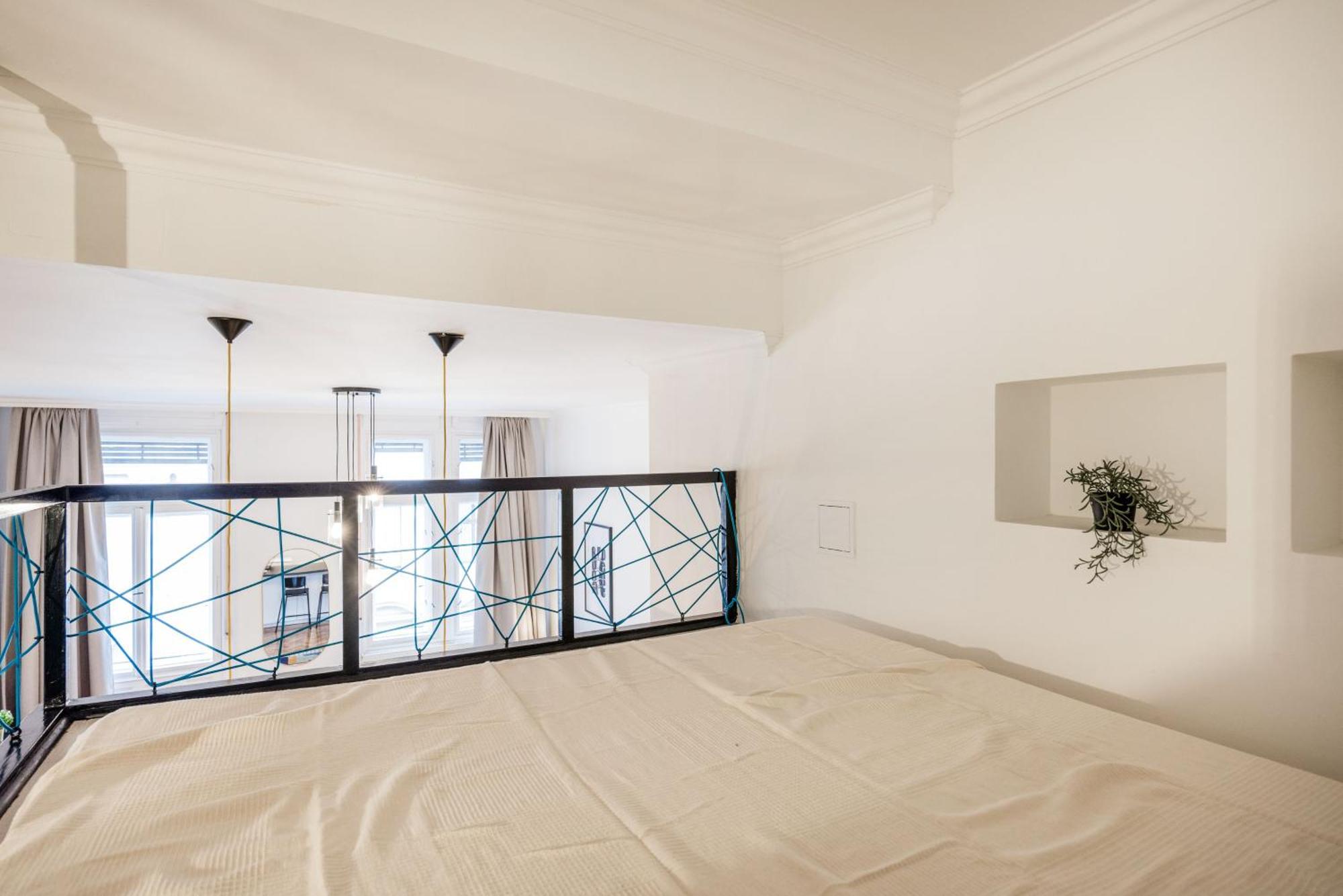 Your Charming At Parliament Apartment *