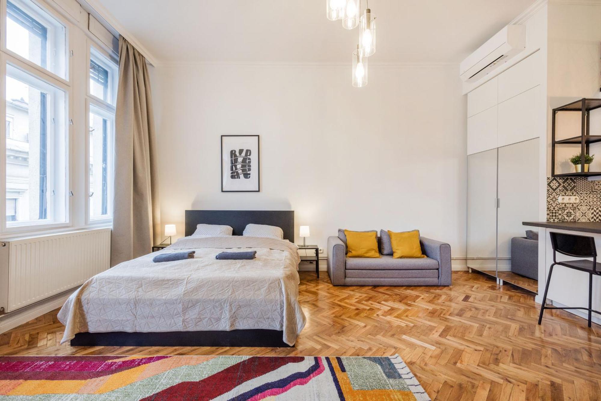Your Charming At Parliament Apartment