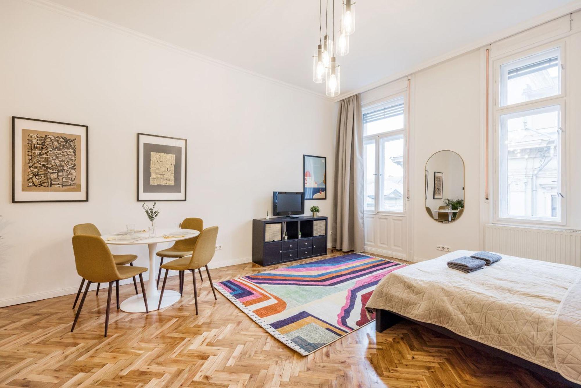 Apartment Your Charming At Parliament Budapest